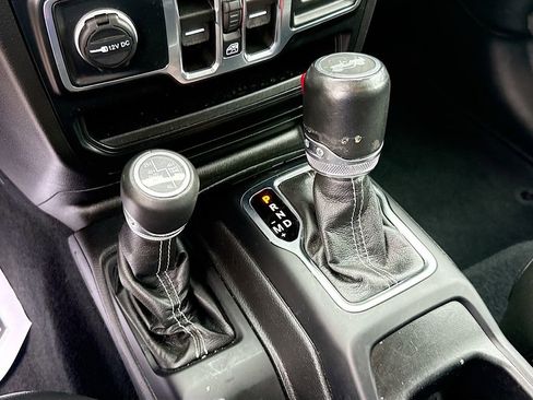 Used 2022 Jeep Wrangler Unlimited Sahara w/ Cold Weather Group AWD/4WD image 18