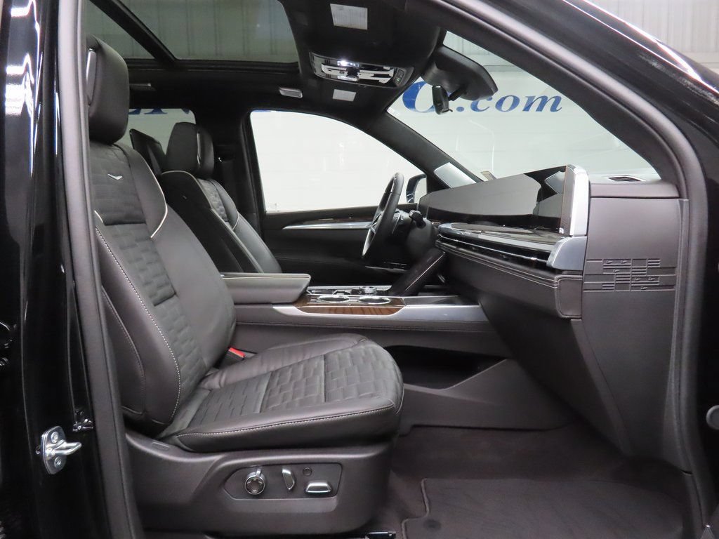 Used 2026 Cadillac Escalade Platinum Sport w/ LPO, Floor Liner Package AWD/4WD image 30