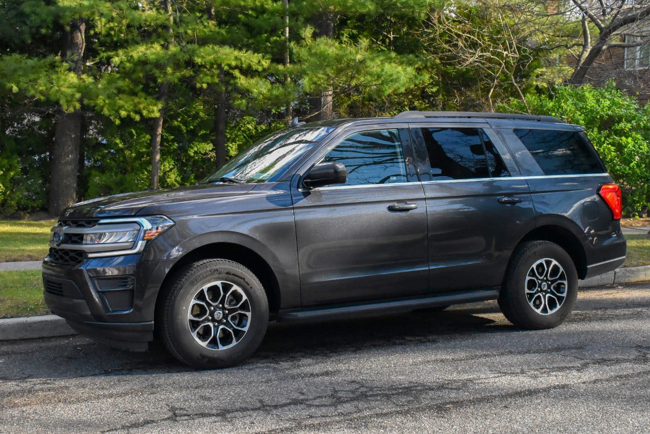 Used 2024 Ford Expedition XLT AWD/4WD image 2