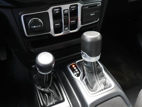 Used 2023 Jeep Gladiator Overland AWD/4WD image 15