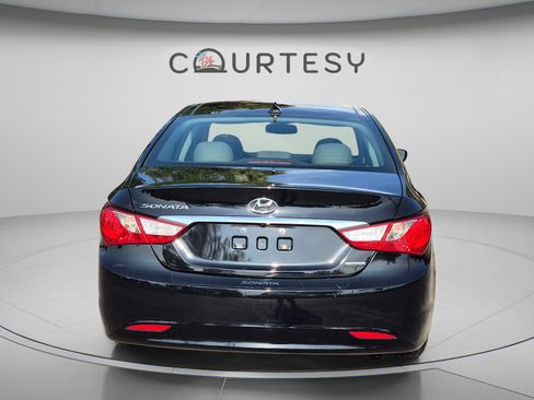 Used 2012 Hyundai Sonata Limited w/ Navigation Pkg FWD image 4