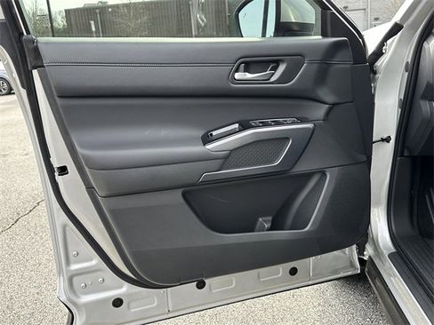 Certified 2025 Nissan Pathfinder SL w/ SL Premium Package image 11