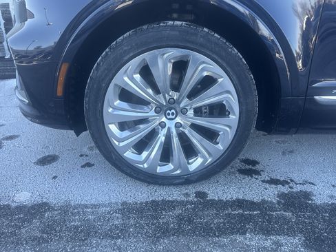 Used 2023 Bentley Bentayga Extended Wheelbase image 6