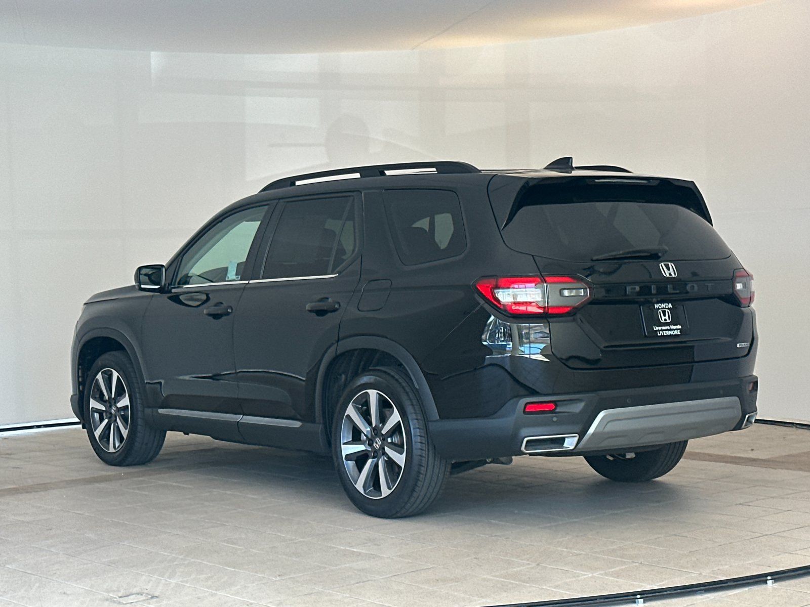 Used 2025 Honda Pilot Touring image 4