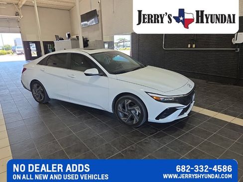 Used 2025 Hyundai Elantra Limited FWD image 2