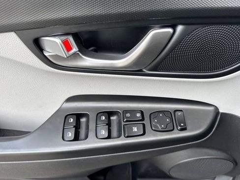 Used 2023 Hyundai Kona SE w/ Cargo Package FWD image 11