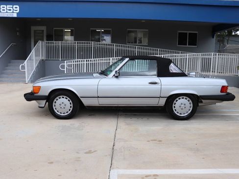 Used 1987 Mercedes-Benz 560 SL image 3