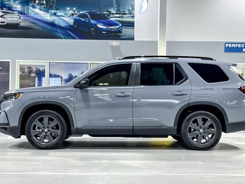 Used 2025 Honda Pilot Sport image 2