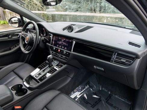 Certified 2025 Porsche Macan image 52