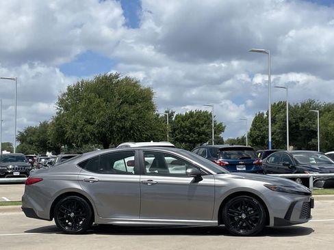 Used 2025 Toyota Camry SE FWD image 3