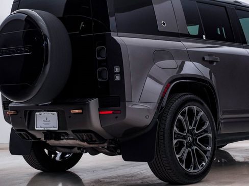 Used 2025 Land Rover Defender 110 image 11