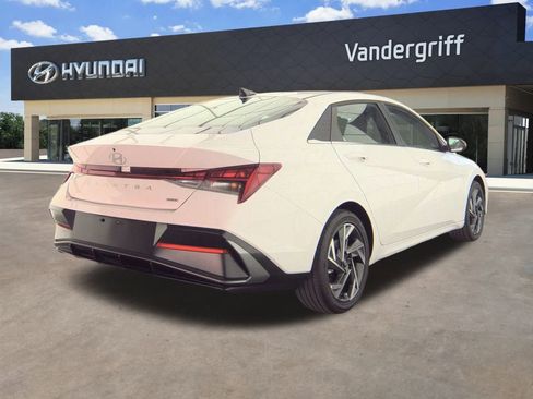 Used 2025 Hyundai Elantra Limited image 2