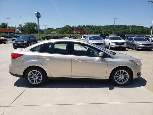 Used 2018 Ford Focus SE FWD image 3