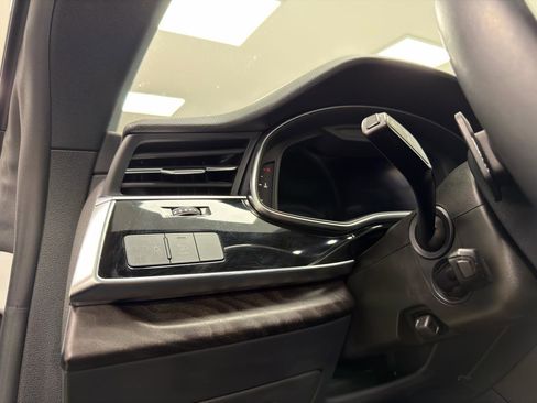 Used 2021 Audi Q8 Premium image 16