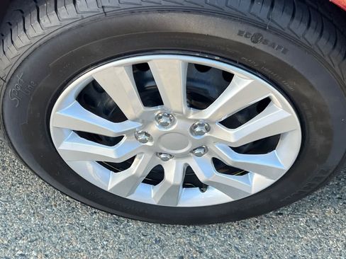 Used 2017 Toyota Camry LE FWD image 10
