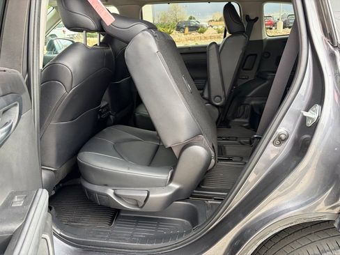 Used 2023 Toyota Highlander XLE AWD/4WD image 12