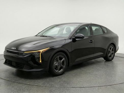 Used 2025 Kia K4 LXS image 3