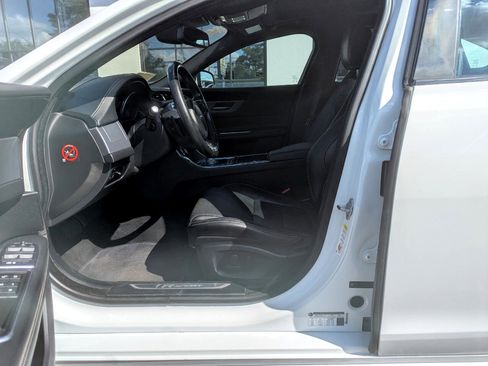 Used 2016 Jaguar XF R-Sport image 15