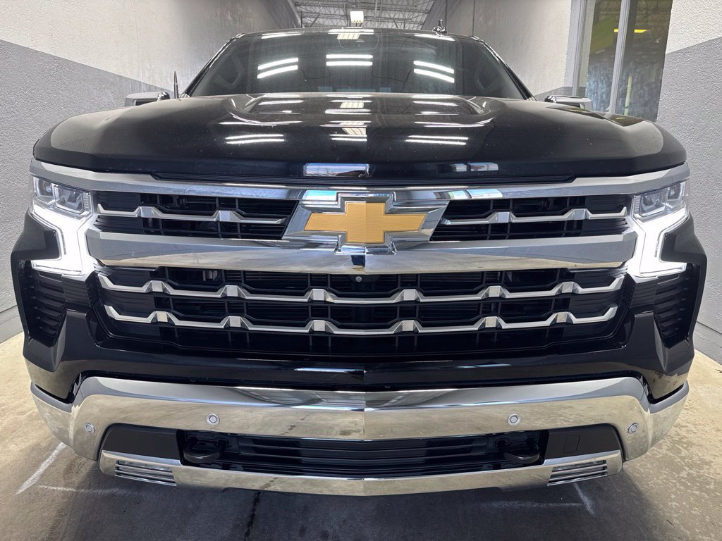 Used 2023 Chevrolet Silverado 1500 LTZ w/ LTZ Premium Package AWD/4WD image 5