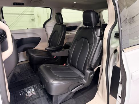 Used 2024 Chrysler Pacifica Touring-L FWD image 10