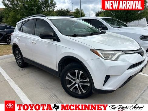 Used 2018 Toyota RAV4 LE FWD image 1