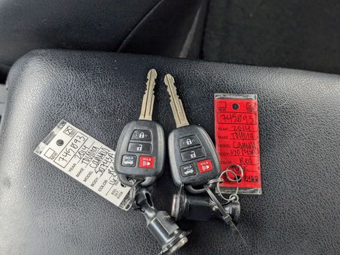 Used 2014 Toyota Camry SE FWD image 32
