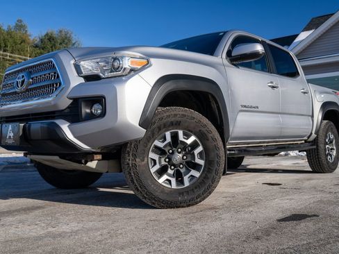 Used 2017 Toyota Tacoma TRD Sport image 1