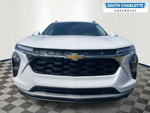 Used 2025 Chevrolet Trax LT w/ LT Convenience Package FWD image 2
