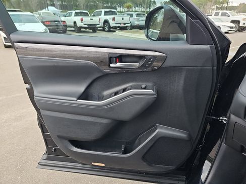 Used 2024 Toyota Highlander Platinum image 28