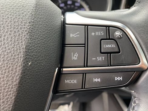 Used 2021 Toyota Highlander XLE FWD image 28