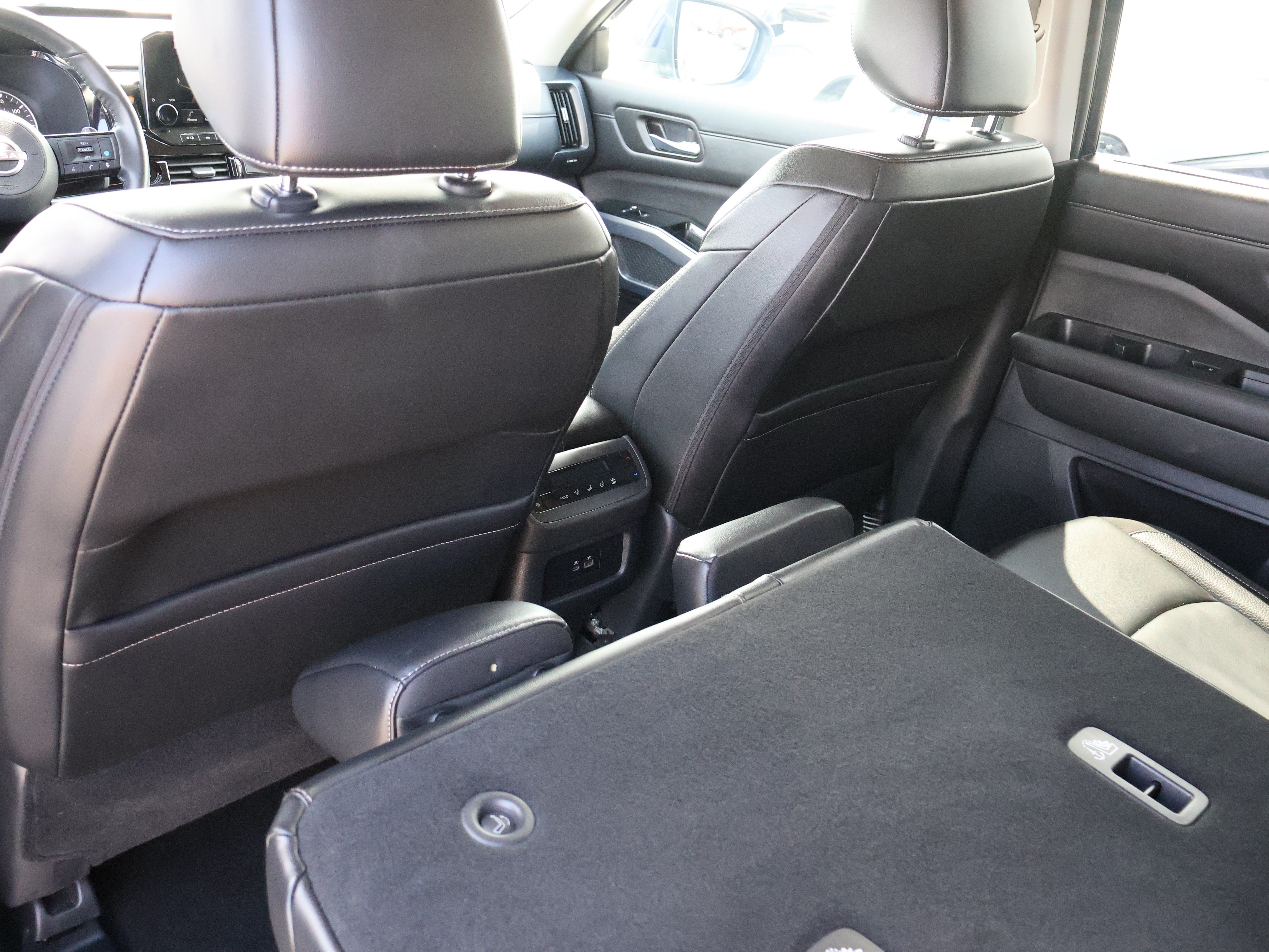 Used 2025 Nissan Pathfinder SL AWD/4WD image 12