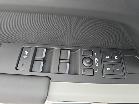 Used 2024 Land Rover Defender 110 SE image 27
