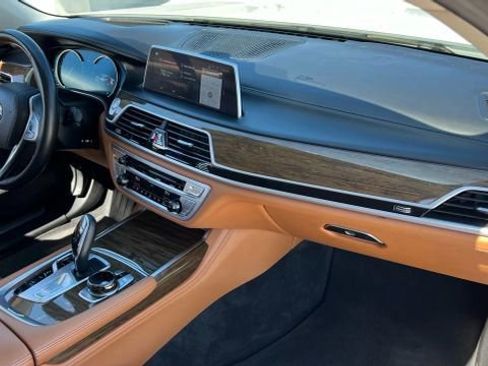 Used 2018 BMW 740i image 21