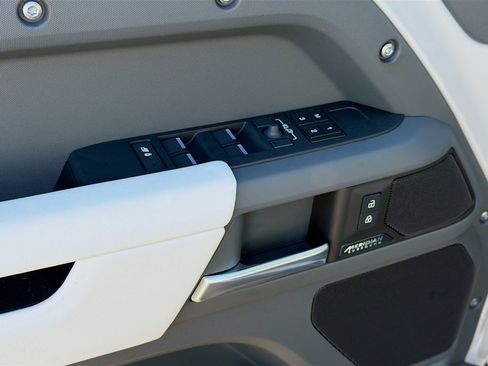 New 2026 Land Rover Defender 110 X-Dynamic SE image 22