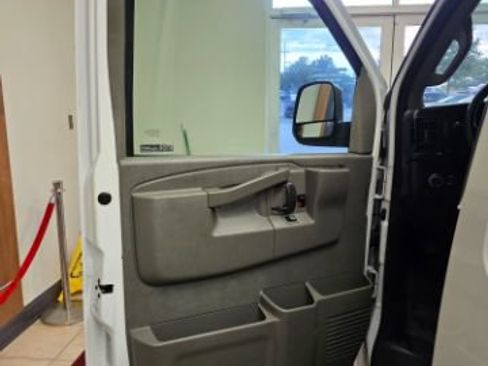Used 2020 Chevrolet Express 3500 Extended w/ Driver Convenience Package RWD image 5