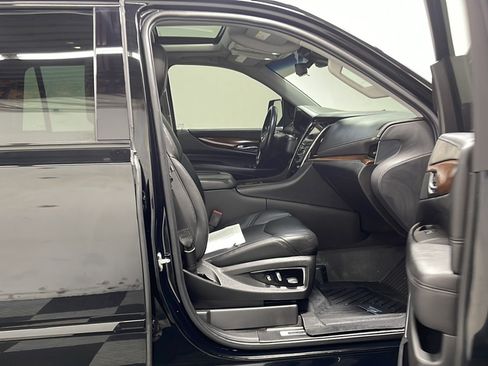 Used 2020 Cadillac Escalade Luxury w/ Escalade Sport Edition AWD/4WD image 22