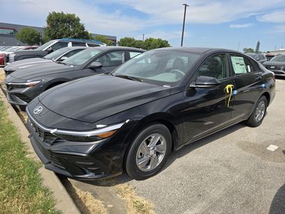 New 2025 Hyundai Elantra SE