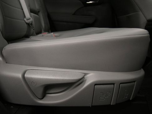 Certified 2023 Toyota Highlander XLE image 28