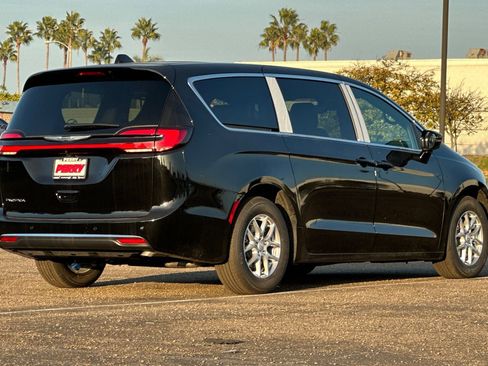 New 2026 Chrysler Pacifica Select image 4