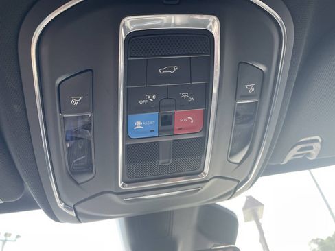 Used 2022 Jeep Wagoneer Series III AWD/4WD image 32