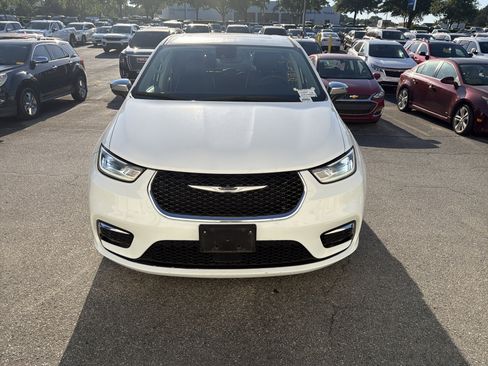 Used 2023 Chrysler Pacifica Limited FWD image 3