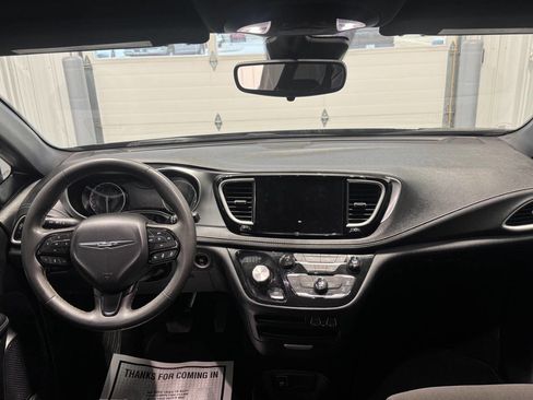 Used 2023 Chrysler Pacifica Touring image 19