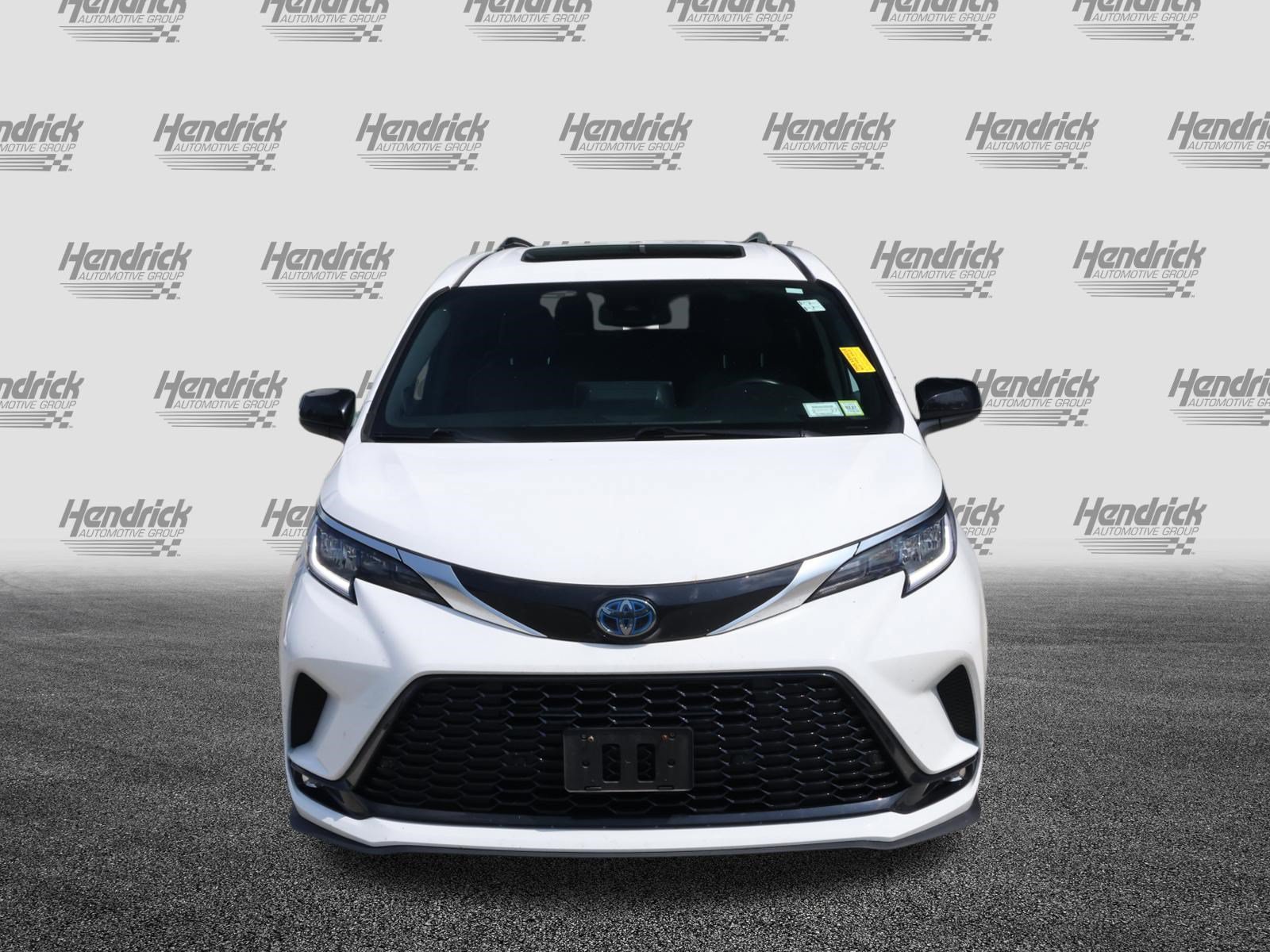 Used 2023 Toyota Sienna XSE w/ XSE Plus Package FWD image 3