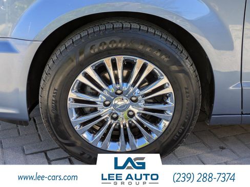 Used 2011 Chrysler Town & Country Limited image 9
