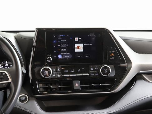 Used 2024 Toyota Highlander LE image 15