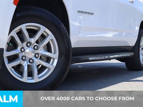 Used 2024 Chevrolet Suburban LT RWD image 3
