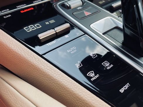 Used 2023 Porsche Cayenne Platinum Edition image 17