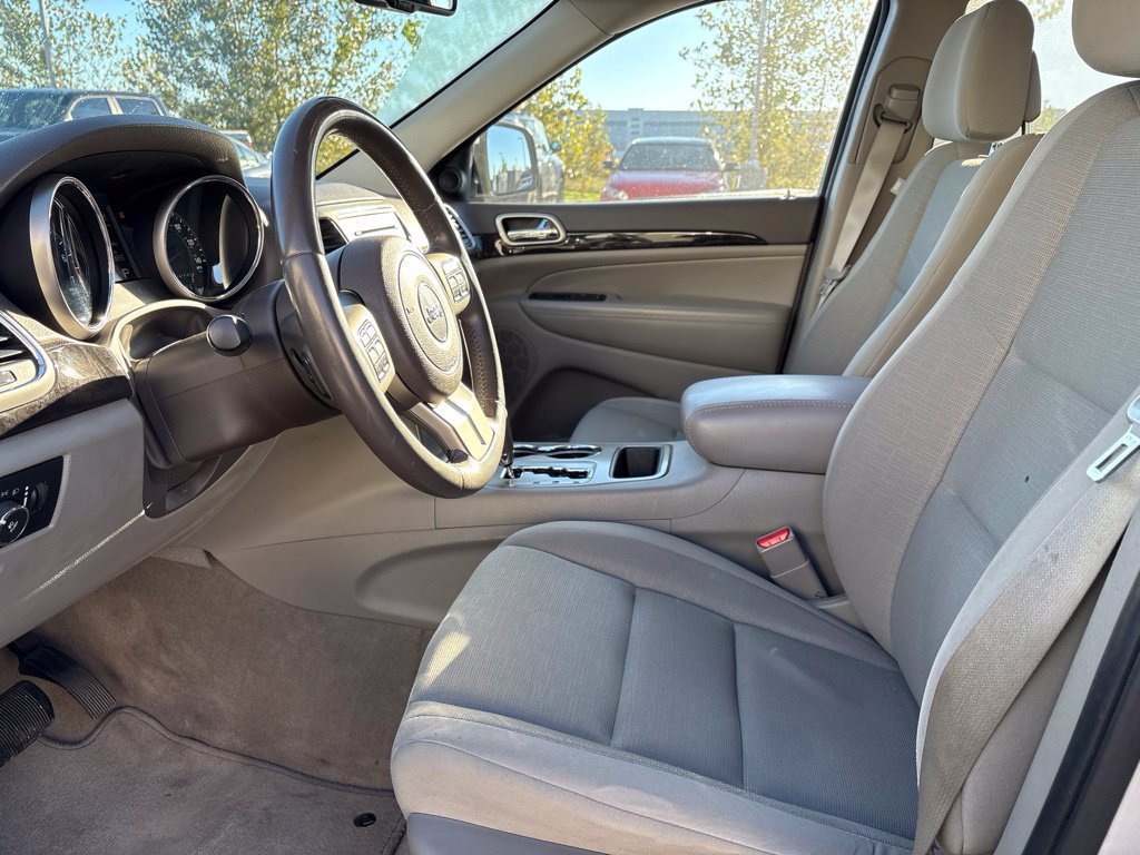 Used 2012 Jeep Grand Cherokee Laredo w/ Laredo E Group AWD/4WD image 8