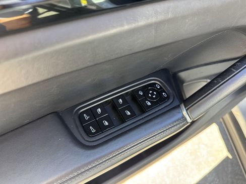 Used 2020 Porsche Cayenne S image 19