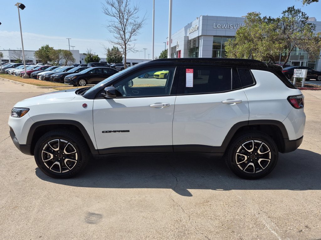 Used 2025 Jeep Compass Trailhawk AWD/4WD image 4